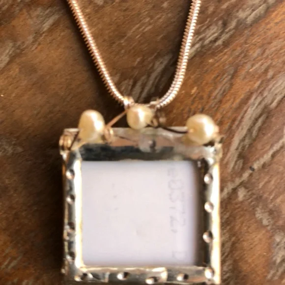 Picture frame pendant in etched silver with 3 little pearls across top - Picture 10 of 11